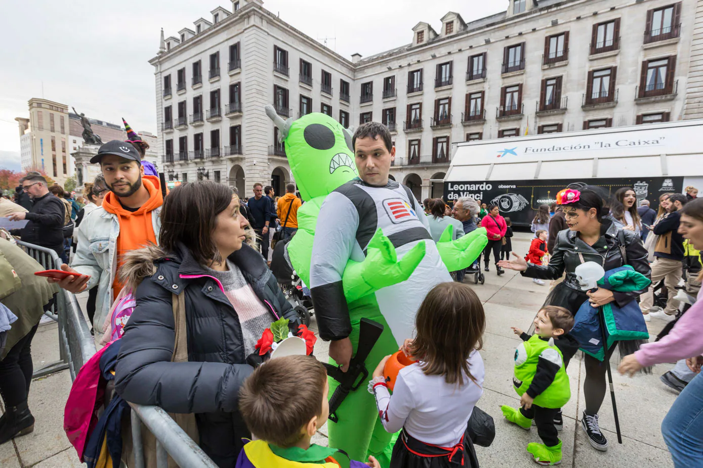 Una familia disfrazada de robots, en la cola para acceder al pasaje del terror de la plaza Porticada.